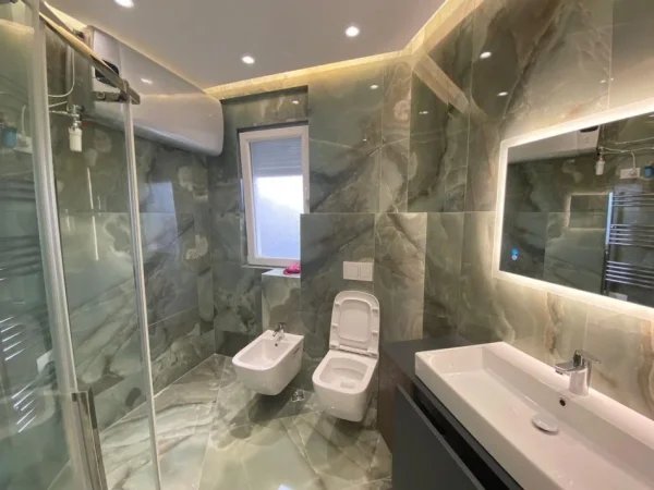 Tirane, jepet me qera zyre Kati 7, 106 m² 1.050 € (mine peza)