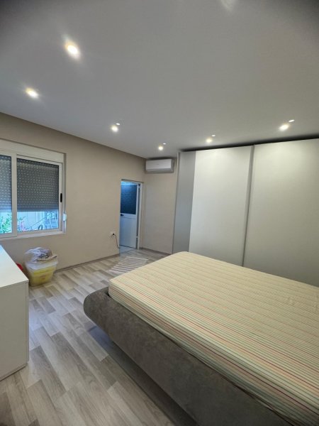 Tirane, jepet me qera shtepi 2+1 Kati 1, 130 m² 750 € (Shkolla Kuqe)