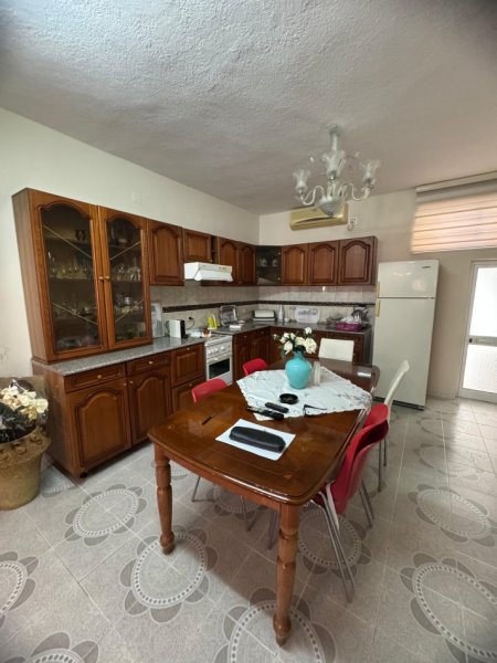 Tirane, jepet me qera shtepi 2+1 Kati 1, 130 m² 750 € (Shkolla Kuqe)