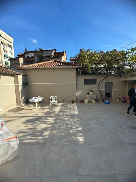 Tirane, jepet me qera shtepi 2+1 Kati 1, 130 m² 750 € (Shkolla Kuqe)