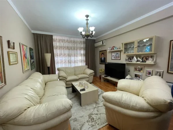 Tirane, shitet apartament 2+1+Ballkon Kati 4, 119 m² 265.000 € (Komuna e Parisit)