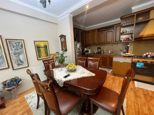 Tirane, shitet apartament 2+1+Ballkon Kati 4, 119 m² 265.000 € (Komuna e Parisit)