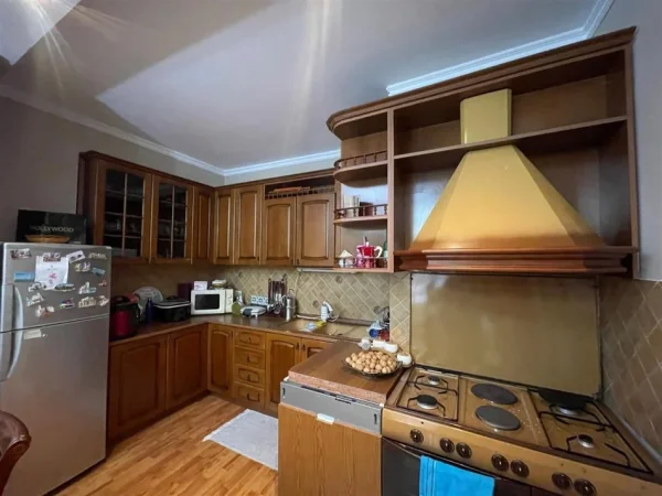 Tirane, shitet apartament 2+1+Ballkon Kati 4, 119 m² 265.000 € (Komuna e Parisit)
