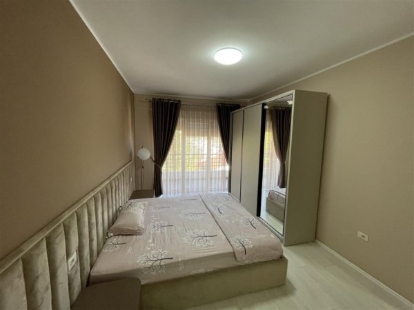 Tirane, jepet me qera apartament 3+1 Kati 4, 180 m² 1.300 € (liqeni i thate)