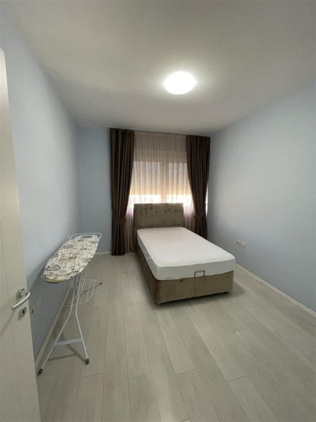 Tirane, jepet me qera apartament 3+1 Kati 4, 180 m² 1.300 € (liqeni i thate)