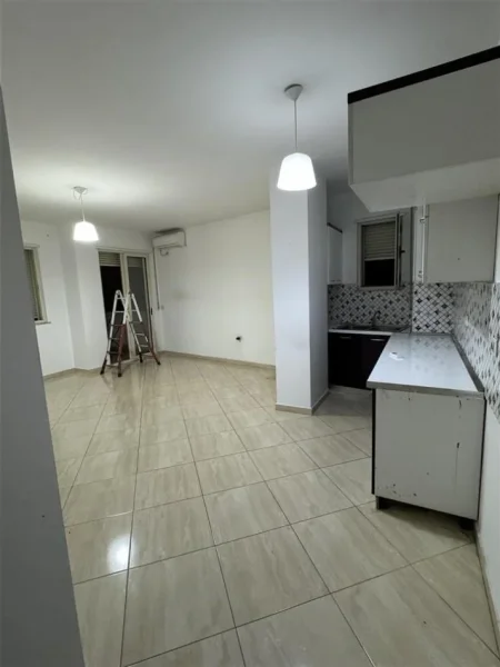 Tirane, jepet me qera zyre Kati 3, 118 m² 800 € (Astir)