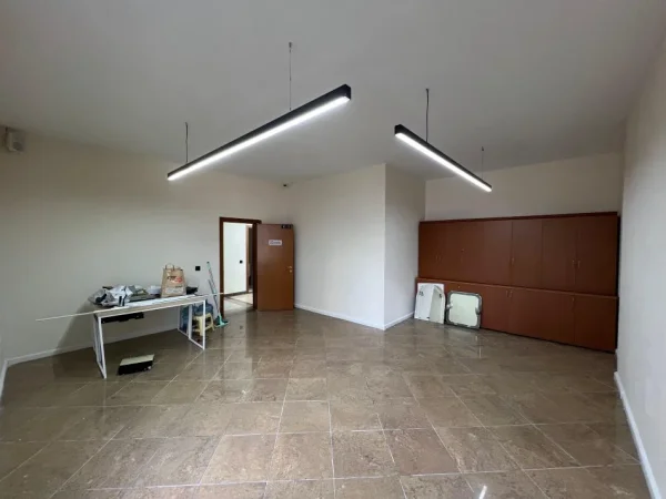 Tirane, jepet me qera zyre Kati 2, 200 m² 4.500 € (RTSH)
