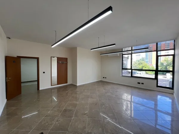 Tirane, jepet me qera zyre Kati 2, 200 m² 4.500 € (RTSH)