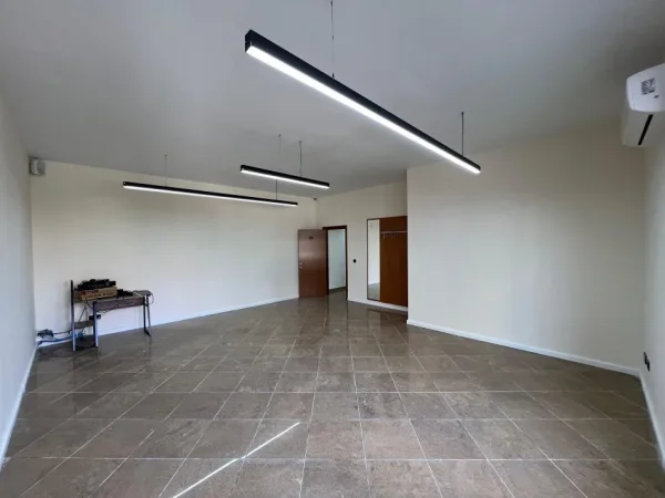 Tirane, jepet me qera zyre Kati 2, 200 m² 4.500 € (RTSH)