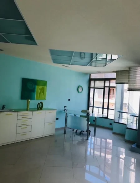 Tirane, jepet me qera ambjent biznesi Kati 2, 88 m² 1.500 € (STADIUMI DINAMO)