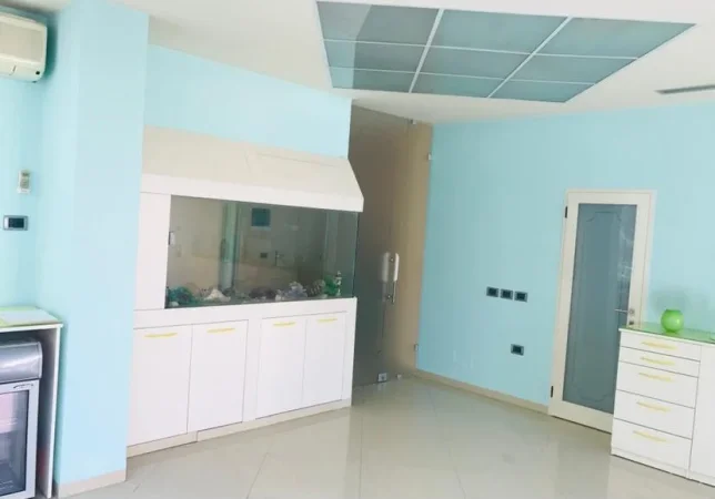 Tirane, jepet me qera ambjent biznesi Kati 2, 88 m² 1.500 € (STADIUMI DINAMO)