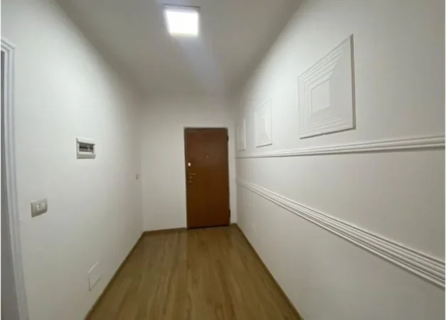Tirane, jepet me qera zyre Kati 1, 58 m² 500 € (Komuna E Parisit)
