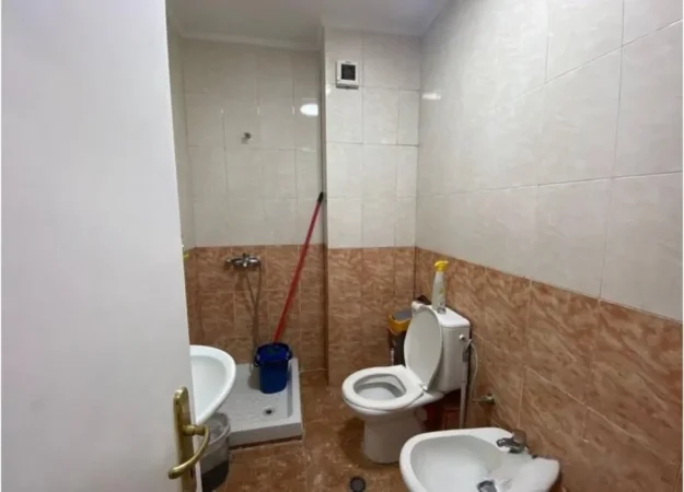 Tirane, jepet me qera zyre Kati 1, 58 m² 500 € (Komuna E Parisit)