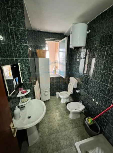 Tirane, jepet me qera apartament 2+1 Kati 4, 75 m² 500 € (Shkolla e Kuqe)