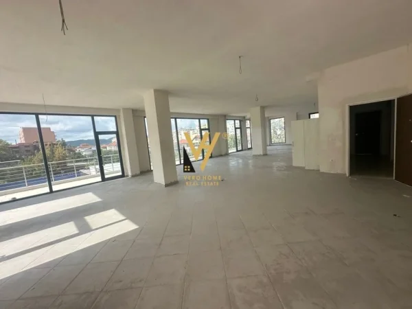 Tirane, jepet me qera ambjent biznesi Kati 0, 600 m² 7.200 € (KOMBINAT)