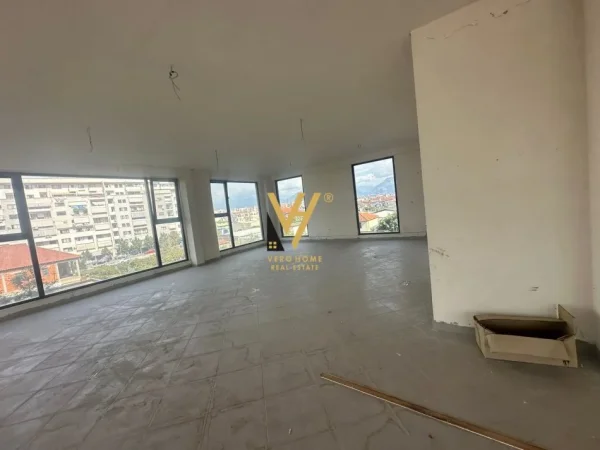 Tirane, jepet me qera ambjent biznesi Kati 0, 600 m² 7.200 € (KOMBINAT)