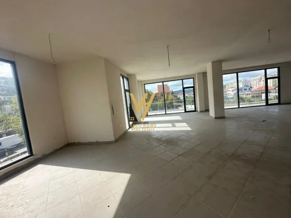Tirane, jepet me qera ambjent biznesi Kati 0, 600 m² 7.200 € (KOMBINAT)