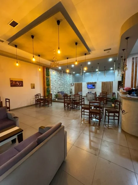 Tirane, jepet me qera lokal Kati 0, 83 m² 500 € (Kamzes)