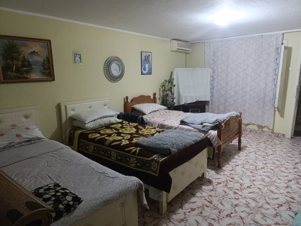 Tirane, jepet me qera shtepi 1+1 Kati 0, 50 m² 300 € 