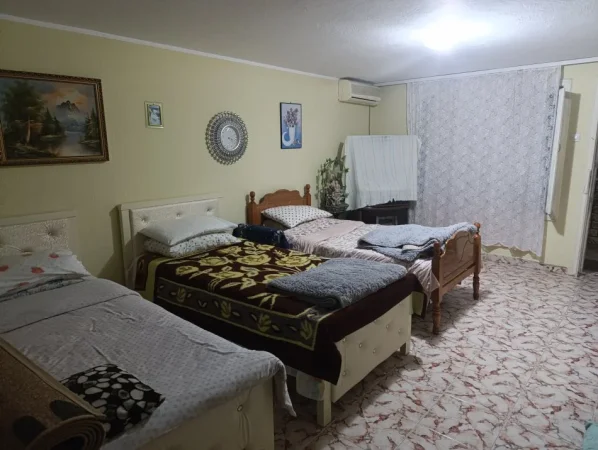 Tirane, jepet me qera shtepi 1+1 Kati 0, 50 m² 300 € 