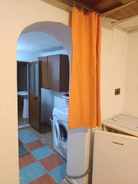 Tirane, jepet me qera shtepi 1+1 Kati 0, 50 m² 300 € 