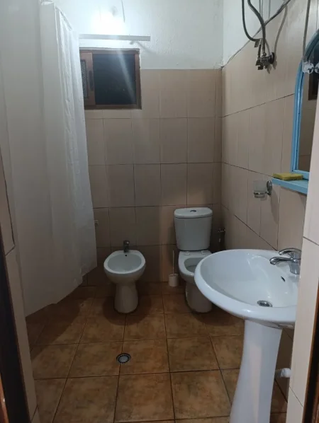 Tirane, jepet me qera shtepi 1+1 Kati 0, 50 m² 300 € 
