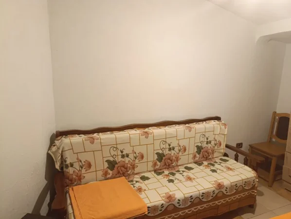 Tirane, jepet me qera shtepi 1+1 Kati 0, 50 m² 300 € 