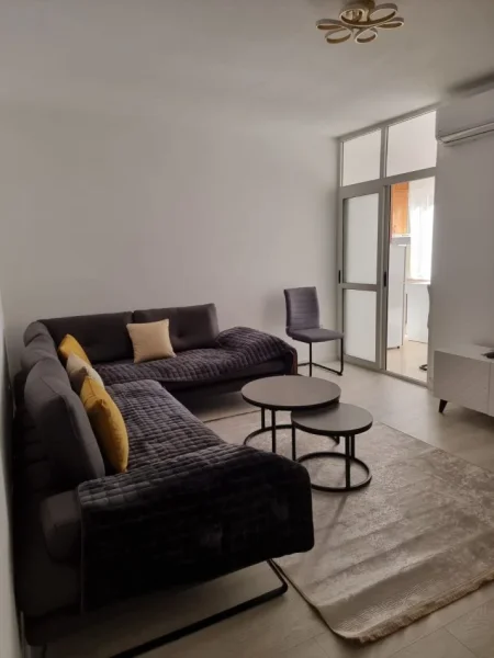 Tirane, jepet me qera apartament 1+1 Kati 3, 64 m² 650 € (Komuna e Parisit)