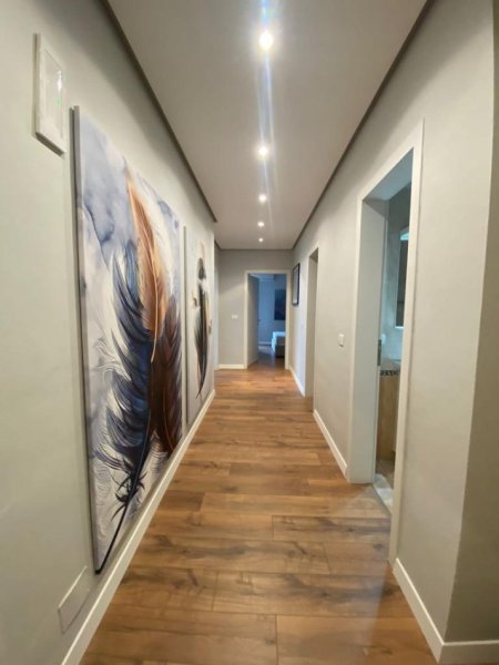 Tirane, jepet me qera apartament 2+1+Ballkon Kati 13, 142 m² 990 € (Ekspozita SHQIPERIA SOT)