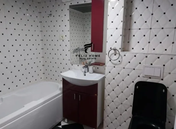 Tirane, jepet me qera apartament 2+1+Ballkon Kati 5, 75 m² 720 € (SHALLVARET)