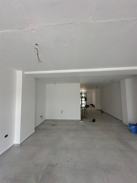 Tirane, jepet me qera dyqan Kati 0, 74 m² 750 € (grand park residence)