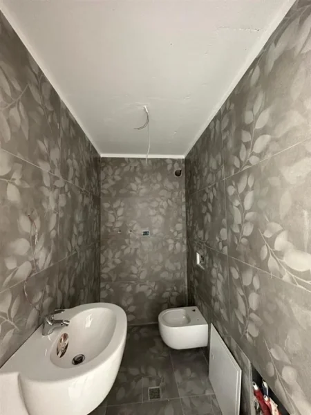 Tirane, jepet me qera dyqan Kati 0, 74 m² 750 € (grand park residence)