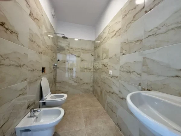 Tirane, shitet apartament 3+1 Kati 5, 179 m² 300.000 € (ali dem)