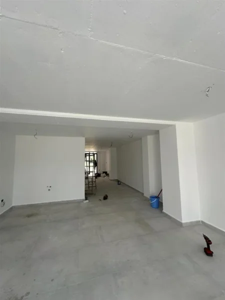 Tirane, jepet me qera dyqan Kati 0, 74 m² 750 € (fusha e Aviacionit)