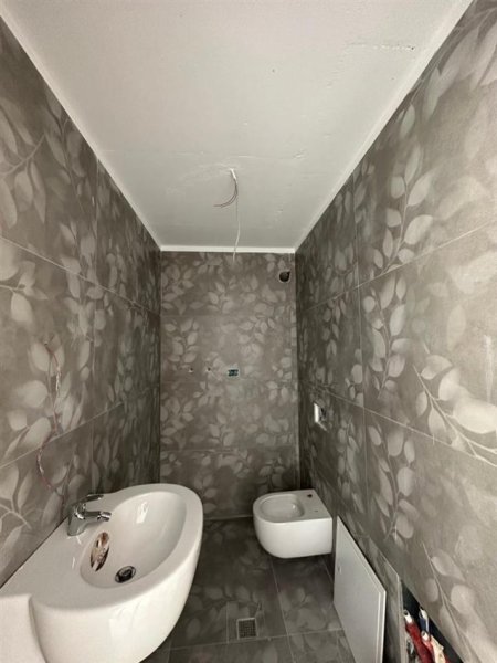 Tirane, jepet me qera dyqan Kati 0, 74 m² 750 € (fusha e Aviacionit)