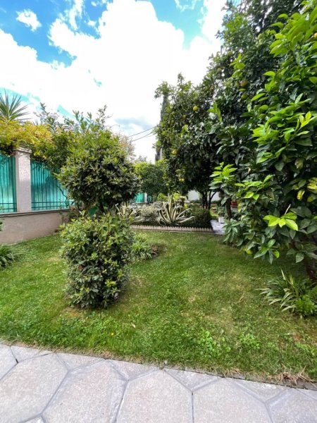 Tirane, jepet me qera Vile 4+1+Ballkon Kati 3, 600 m² 2.000 € (Selite)