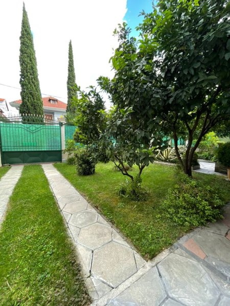 Tirane, jepet me qera Vile 4+1+Ballkon Kati 3, 600 m² 2.000 € (Selite)