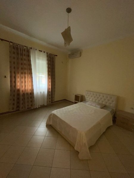 Tirane, jepet me qera Vile 4+1+Ballkon Kati 3, 600 m² 2.000 € (Selite)