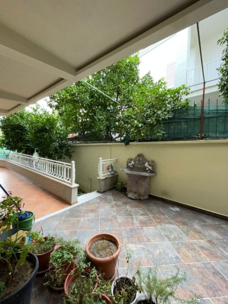 Tirane, jepet me qera Vile 4+1+Ballkon Kati 3, 600 m² 2.000 € (Selite)