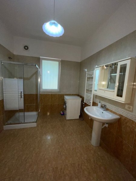 Tirane, jepet me qera Vile 4+1+Ballkon Kati 3, 600 m² 2.000 € (Selite)