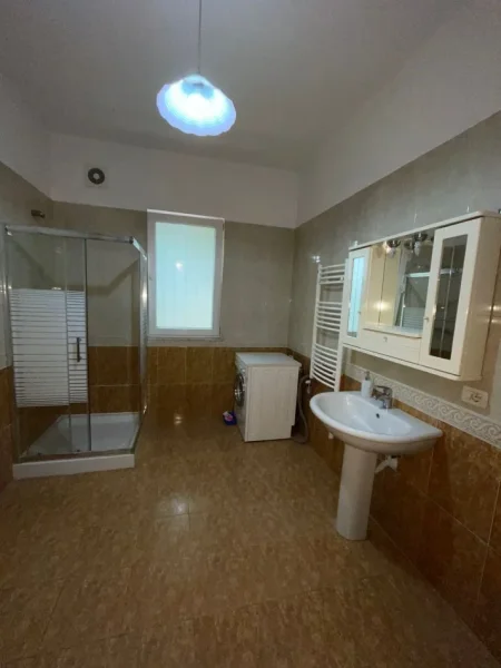 Tirane, jepet me qera Vile 4+1+Ballkon Kati 3, 600 m² 2.000 € (Selite)