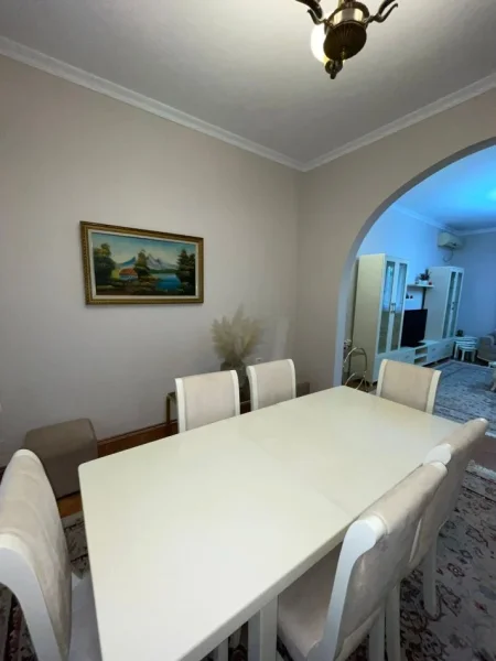 Tirane, jepet me qera Vile 4+1+Ballkon Kati 3, 600 m² 2.000 € (Selite)
