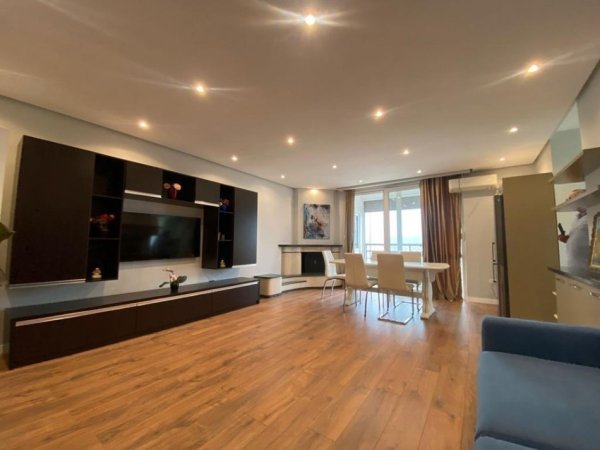 Tirane, jepet me qera apartament 2+1+Ballkon Kati 13, 125 m² 990 € (Ish Ekspozita Sot)