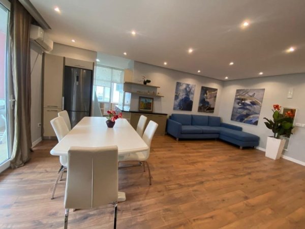 Tirane, jepet me qera apartament 2+1+Ballkon Kati 13, 125 m² 990 € (Ish Ekspozita Sot)