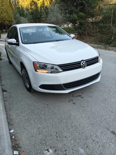 Tirane, shitet makine Volkswagen jetta 2013 Benzin, e bardhë automatik Kondicioner 220.000 km 6.200 €
