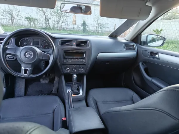 Tirane, shitet makine Volkswagen jetta 2013 Benzin, e bardhë automatik Kondicioner 220.000 km 6.200 €