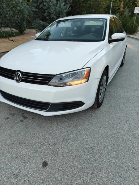 Tirane, shitet makine Volkswagen jetta 2013 Benzin, e bardhë automatik Kondicioner 220.000 km 6.200 €
