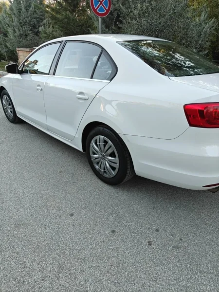 Tirane, shitet makine Volkswagen jetta 2013 Benzin, e bardhë automatik Kondicioner 220.000 km 6.200 €