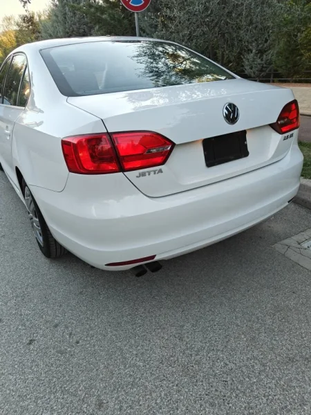 Tirane, shitet makine Volkswagen jetta 2013 Benzin, e bardhë automatik Kondicioner 220.000 km 6.200 €