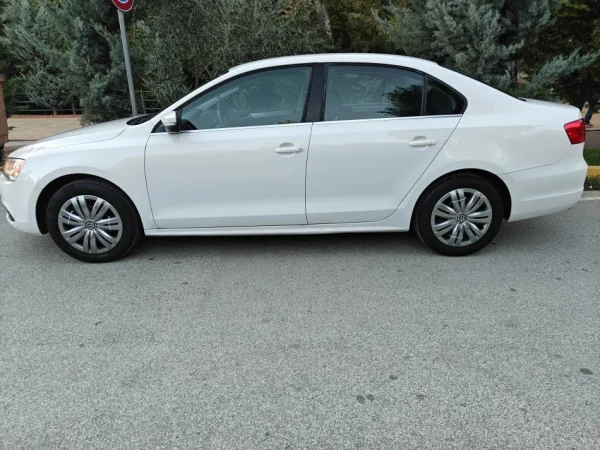 Tirane, shitet makine Volkswagen jetta 2013 Benzin, e bardhë automatik Kondicioner 220.000 km 6.200 €